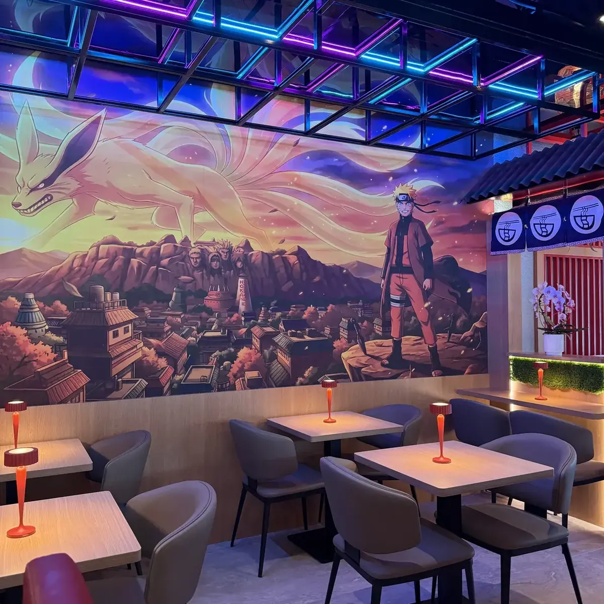Murale di Naruto e Kurama nella sala di Mihoshi Ramen