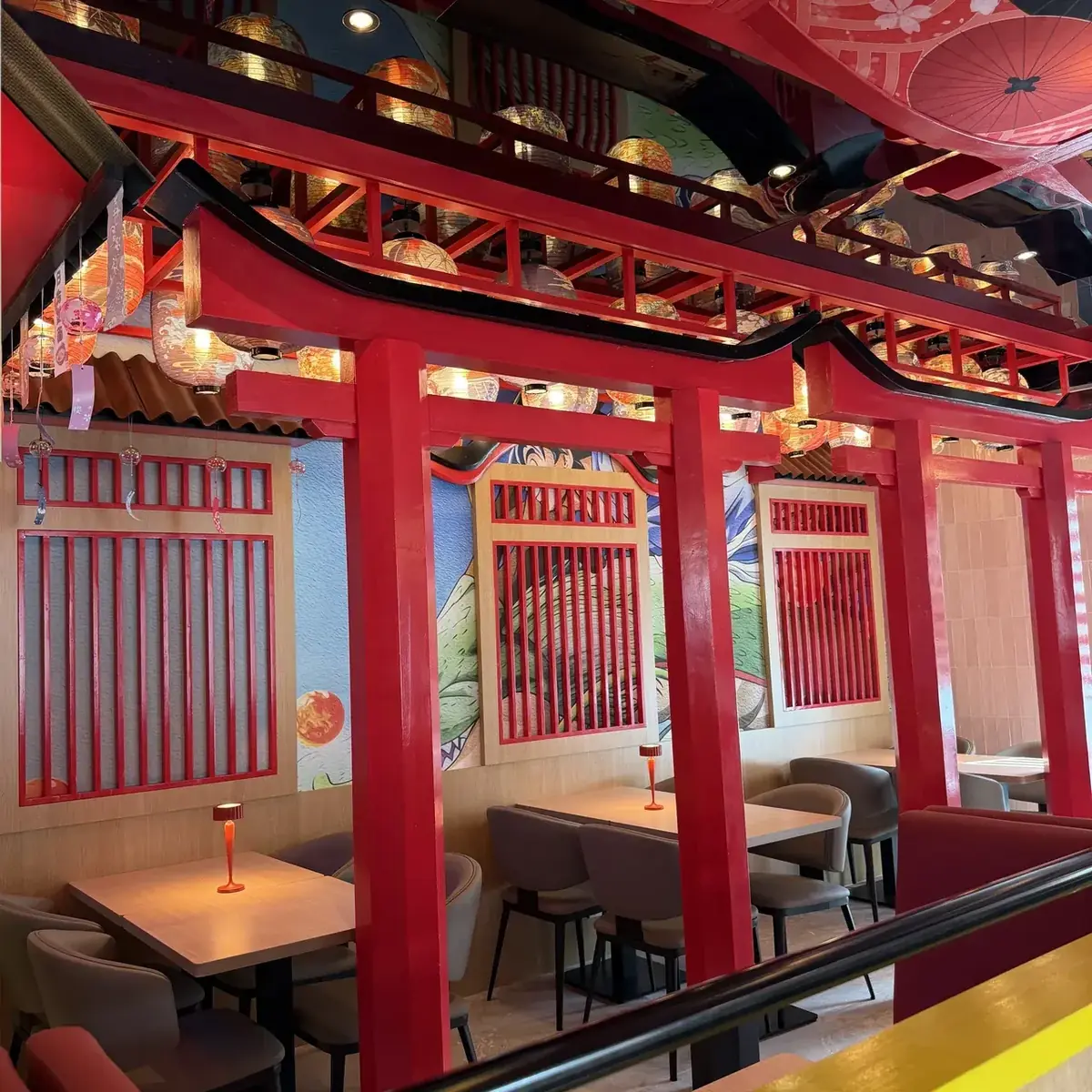 La sala di Mihoshi Ramen a Desenzano del Garda con torii e lanterne giapponesi